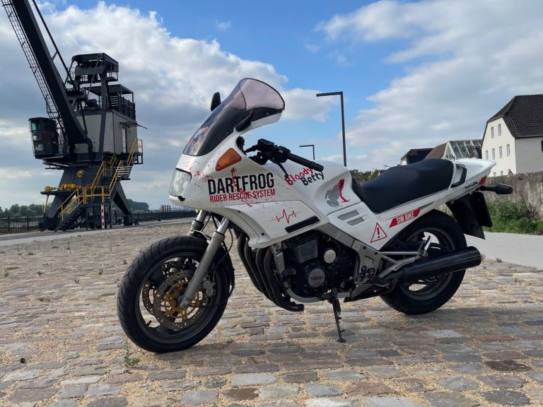 Simulationsmotorrad Bloody Betty Simulationsmotorrad Bloody Betty. Weis mit roten sprenkeln. Aufschrift Dartfrog
