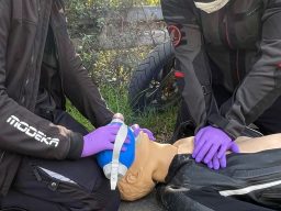 DRRS Reanimation Zwei Motorradfahrer reanimieren einen Patienten