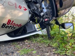 Bloody Betty im grünen Das Simulationsmotorrad Bloody Betty liegt auf der Seite in einem Grünstreifen