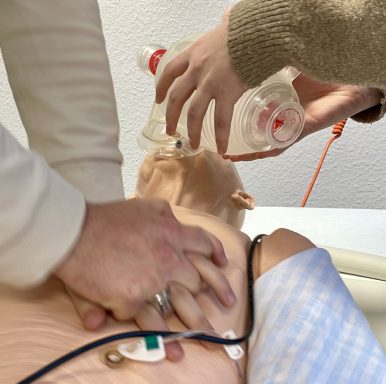 Advanced Life Support Maßnahmen an einem Dummy. Beatmung mit einem Beutel und CPR im Wechsel 