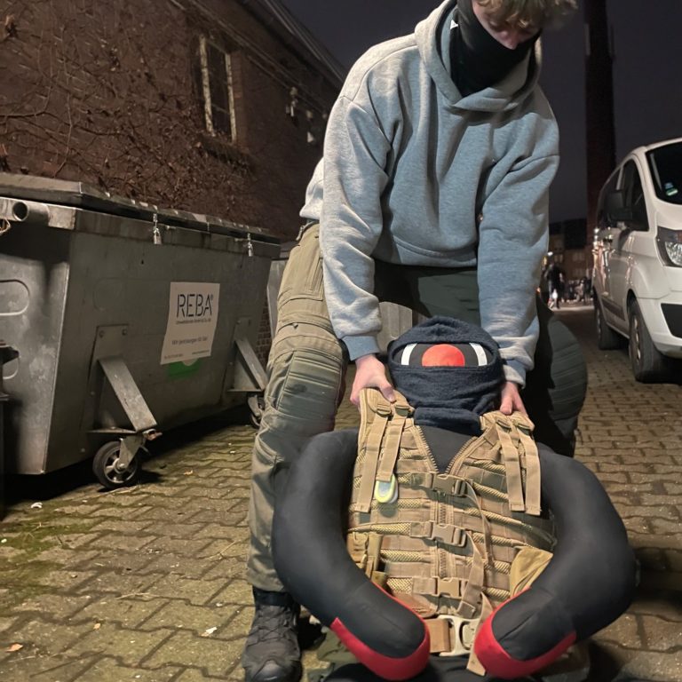 Simulation Evakuierung eines Verletzten Kollegen. Ein Dummy wird durch einen Mann gezogen
