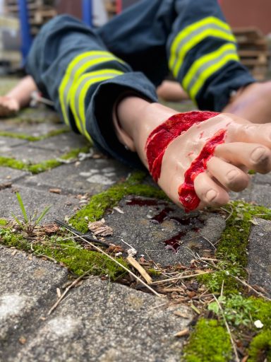 Eine Übungspuppe mit Schnittverletzungen am Fuß