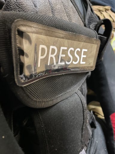 Eine Weste mit der Aufschrift Presse