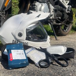 DRRS Basic Pack Das DRRS Basic Medipack mit unterschiedlichen nützlichen Medizinprodukten neben dem Dartfrog Helm