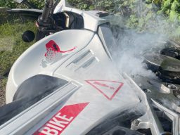 Sim Bike Bloody Betty raucht Rauchendes Simulationsmotorrad auf der Seite