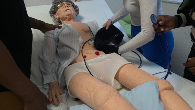 Blutdruckmessung bei einer geriatrischen Patientin