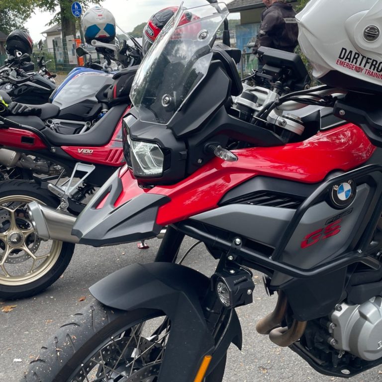 Unterschiedliche Motorräder stehen vor einem Bikertreff