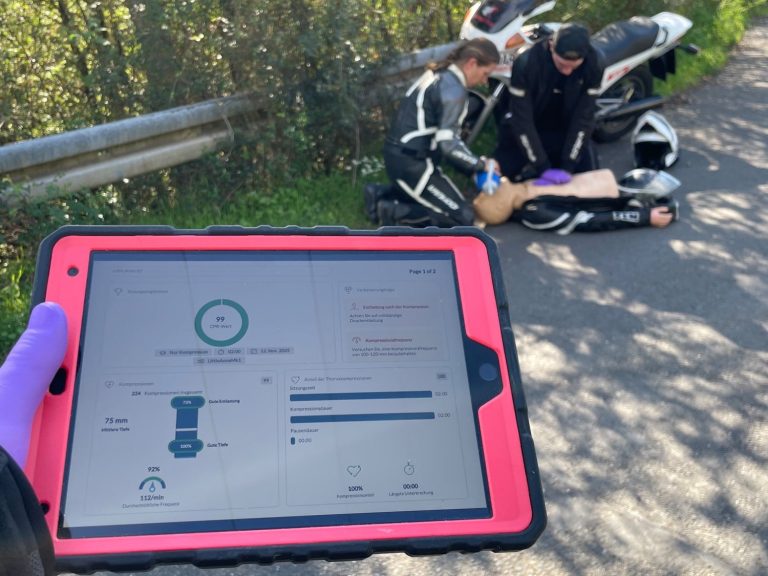DRRS Simulationstechnik Eine Reanimation wird via Tablet live ausgewertet und korrigiert