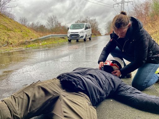 Helmabnahme bei einem Verunfallten Motorradfahrer