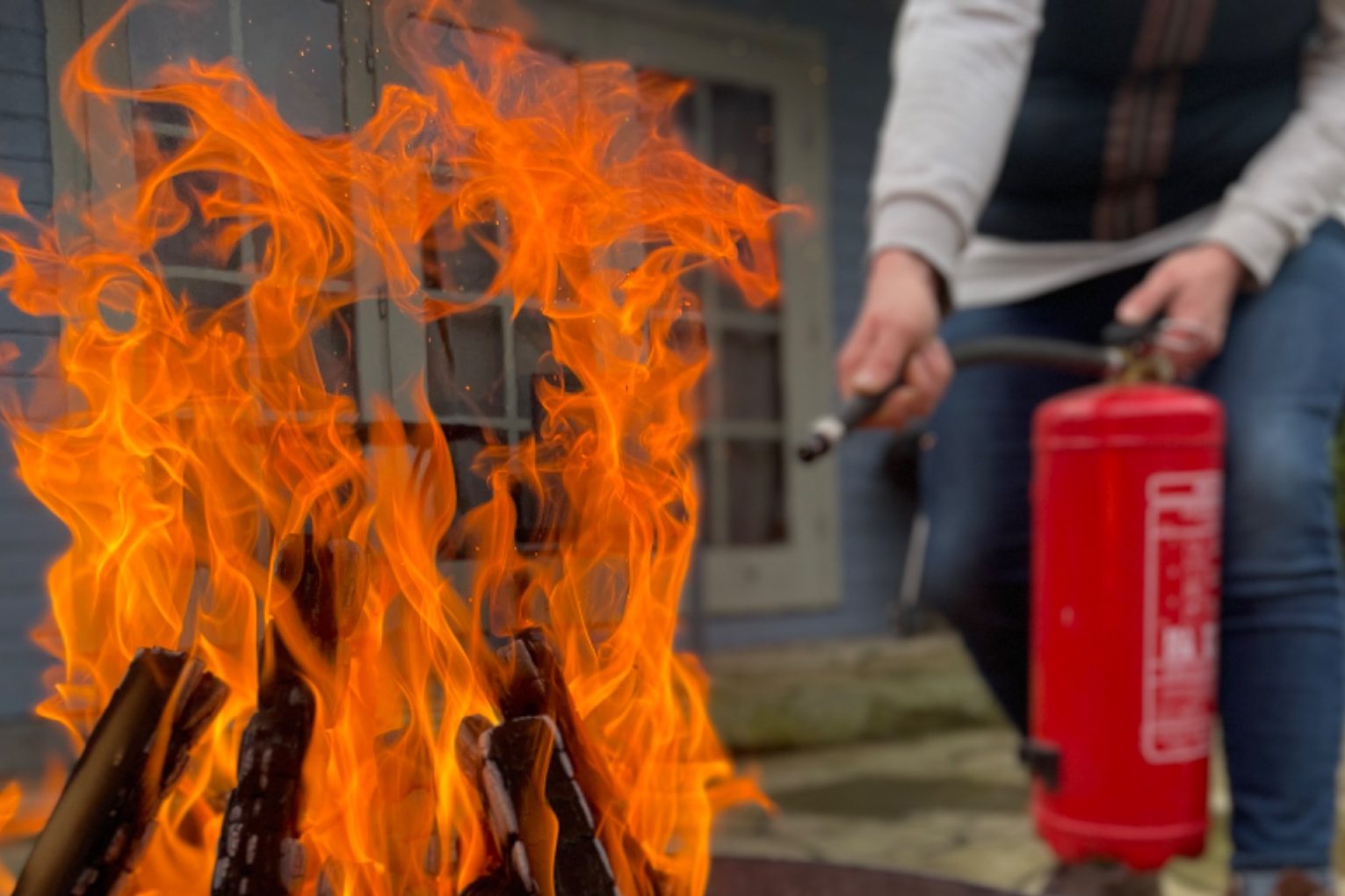 Ein Feuerlöscher wird in den Einsatz gebracht um ein Feuer zu bekämpfen