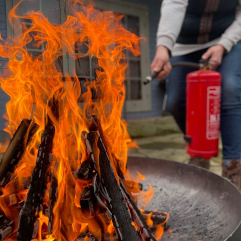 Ein Feuer wird mit einem Feuerlöscher bekämpft