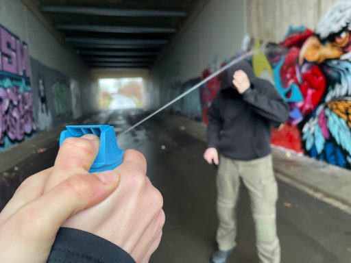 Ein Angreifer wird mit Pfefferspray besprüht 