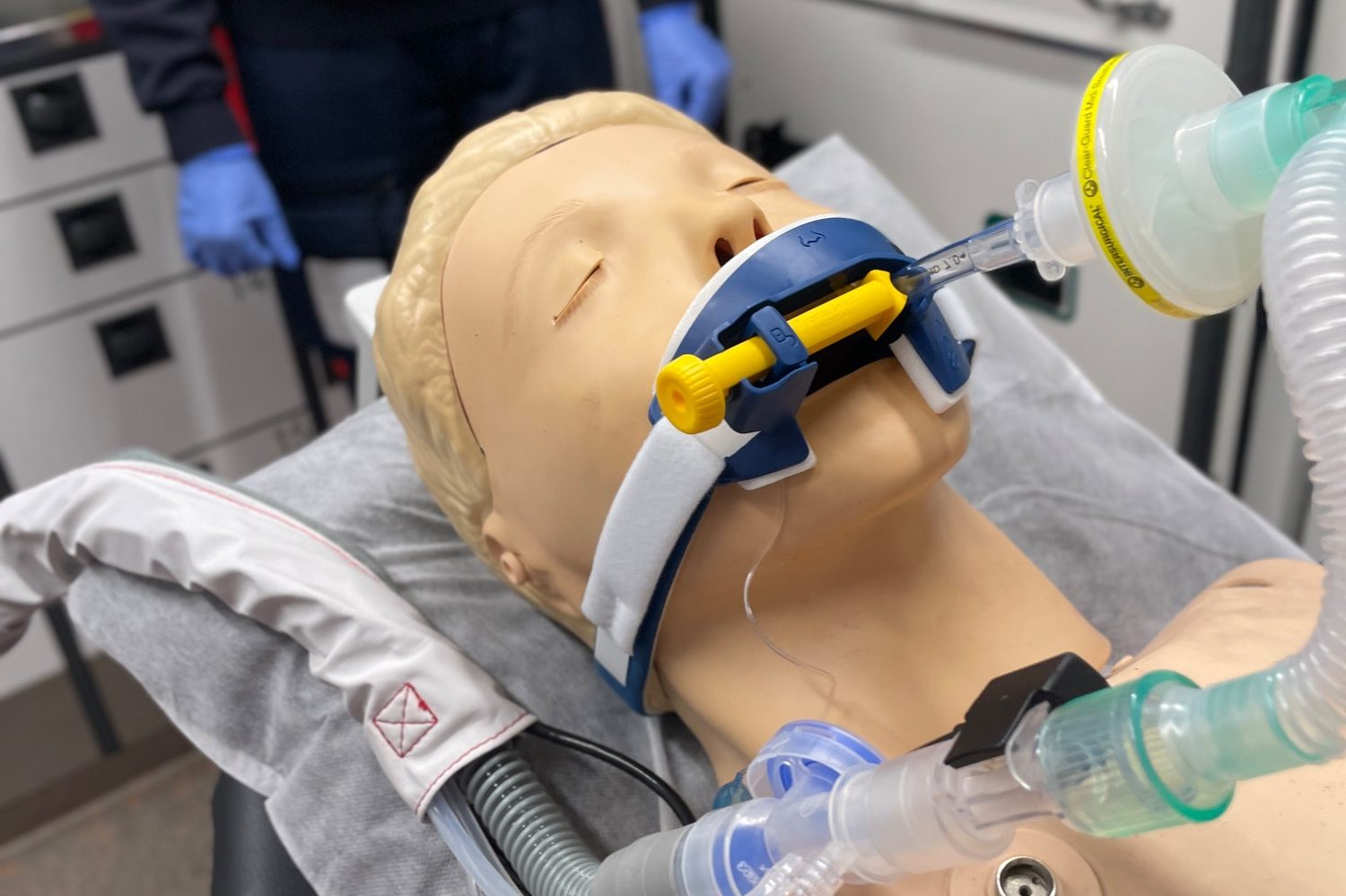 Ein Intubierter Dummy auf einer Liege