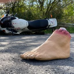 Eine Simulierte Unfallstelle. Ein Amputierter Fuß muss versorgt werden