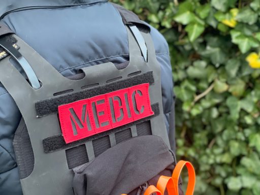Ein Plattenträger mit der Aufschrift Medic