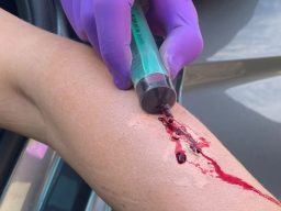 DRRS Schminken Ein Darsteller wird mit einem professionellen Make-up versorgt