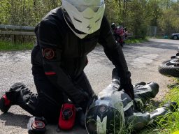 DRRS Dartfrog Ausbilder Dartfrog Ausbilder bei der schnellen Trauma Untersuchung eines Darstellers