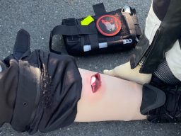 DRRS FX System Ein Simulationssleeve wird von einem Darsteller eingesetzt