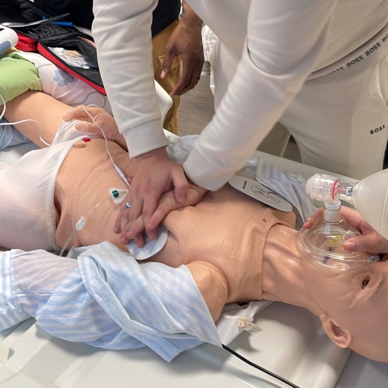 Simulation einer Reanimation an einem geriatrischen Dummy