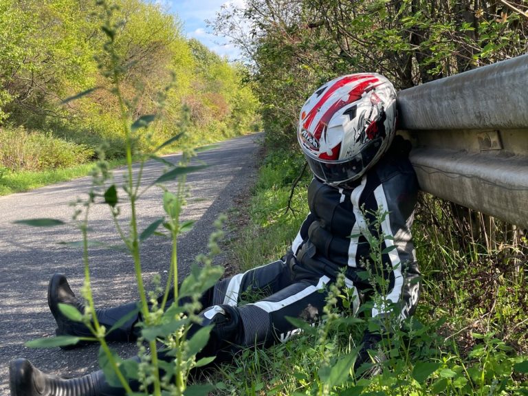 DRRS Motorradfahrer an der Leitplanke Ein bewusstloser Motorradfahrer sitzt an der Leitplanke