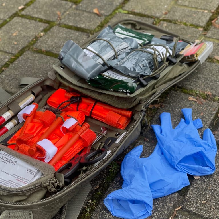 Aufgeklapptes IFAK mit mehreren  Tourniquets und Bandagen