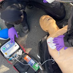 Eine Reanimation wird durch ein AED erweitert