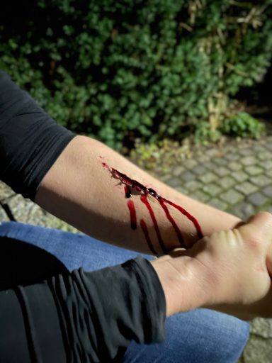 Eine geschminkte Verletzung am Unterarm