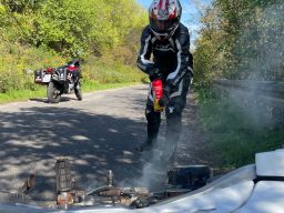 Ein Motorradfahrer löscht das Brennende Simulationsbike